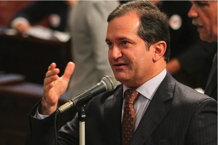 Edson Albertassi discursando ao microfone